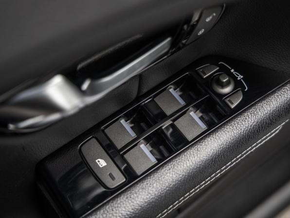 Land Rover Range Rover Evoque I Рестайлинг с пробегом 2015 года, цена 2 398 000 рублей, 177081 км, внедорожник, Автокод Объявления