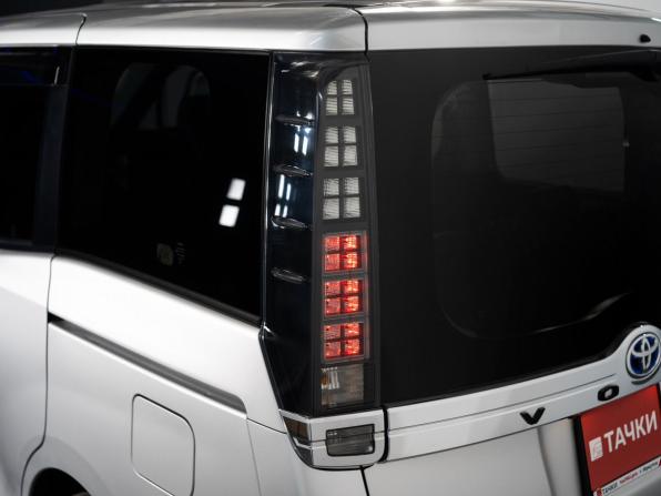 Toyota Voxy III (R80) Рестайлинг с пробегом 2017 года, цена 1 825 000 рублей, 133792 км, минивэн, Автокод Объявления