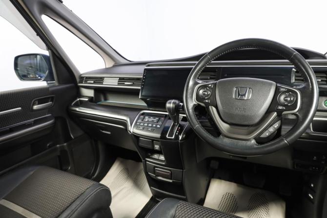 Honda Stepwgn V с пробегом 2015 года, цена 1 899 000 рублей, 161000 км, минивэн, Автокод Объявления