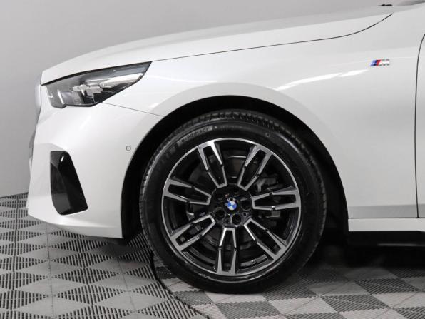 BMW 5 серии VIII (G60/G61/G68) с пробегом 2025 года, цена 6 340 000 рублей, 5800 км, седан, Автокод Объявления