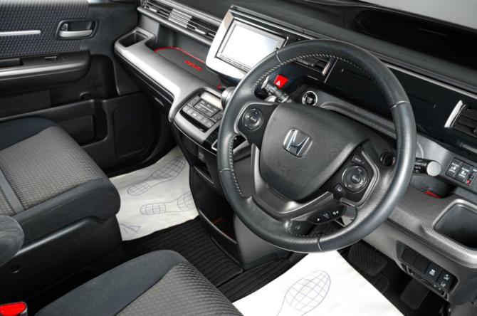 Honda Stepwgn V с пробегом 2016 года, цена 1 799 000 рублей, 135000 км, минивэн, Автокод Объявления