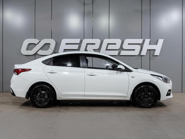 Hyundai Solaris II с пробегом 2018 года, цена 999 000 рублей, 127273 км, седан, Автокод Объявления