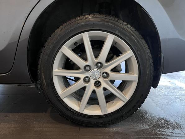 Toyota Corolla XI (E160 E170 E180) с пробегом 2013 года, цена 926 000 рублей, 237480 км, седан, Автокод Объявления
