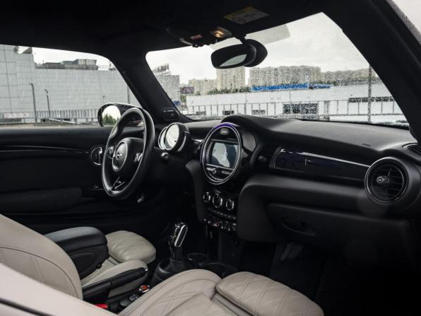 Mini Hatch III (F55/F56) Рестайлинг с пробегом 2020 года, цена 2 770 000 рублей, 42379 км, хэтчбек, Автокод Объявления