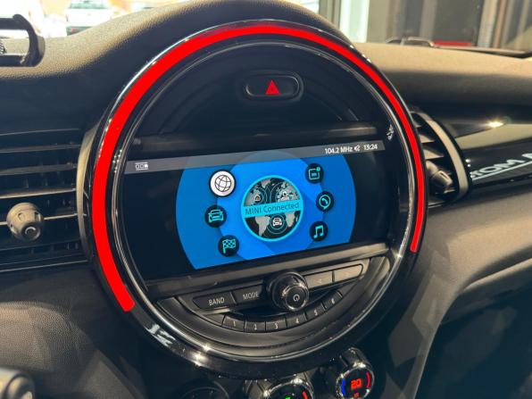 Mini Hatch III (F55/F56) Рестайлинг с пробегом 2020 года, цена 2 450 000 рублей, 28450 км, хэтчбек, Автокод Объявления