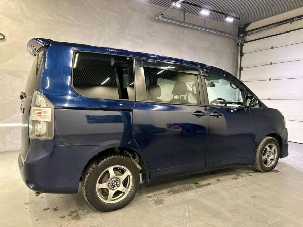 Toyota Voxy II (R70) с пробегом 2009 года, цена 1 099 000 рублей, 292029 км, минивэн, Автокод Объявления