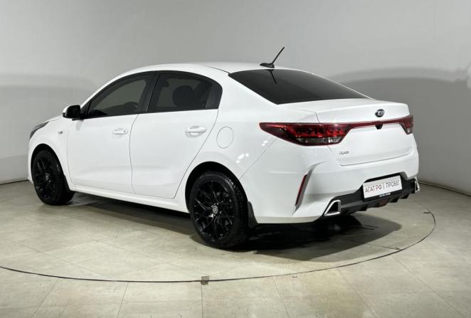Kia Rio IV Рестайлинг с пробегом 2021 года, цена 1 735 000 рублей, 80170 км, седан, Автокод Объявления