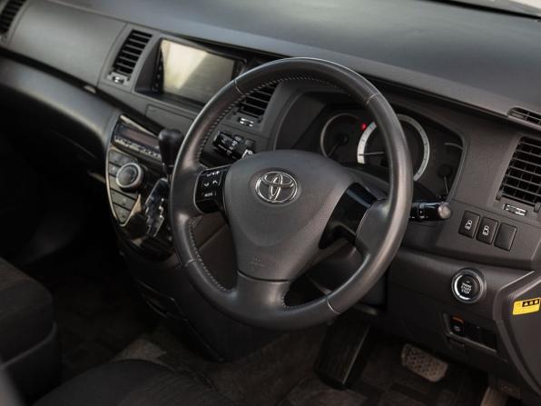 Toyota ISis I Рестайлинг с пробегом 2011 года, цена 1 280 000 рублей, 119487 км, компактвэн, Автокод Объявления