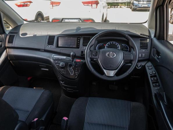Toyota ISis I Рестайлинг с пробегом 2016 года, цена 1 690 000 рублей, 98024 км, компактвэн, Автокод Объявления