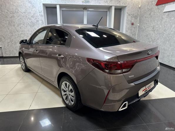 Kia Rio IV Рестайлинг с пробегом 2021 года, цена 1 635 000 рублей, 98939 км, седан, Автокод Объявления