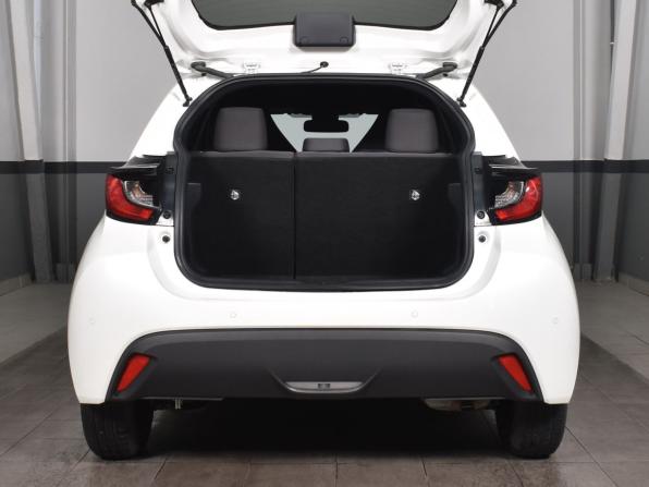 Toyota Yaris IV с пробегом 2020 года, цена 1 049 995 рублей, 122022 км, хэтчбек, Автокод Объявления