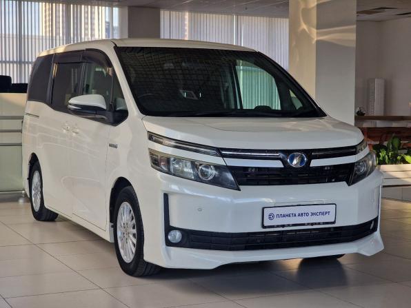 Toyota Voxy III (R80) с пробегом 2014 года, цена 1 650 000 рублей, 237381 км, минивэн, Автокод Объявления