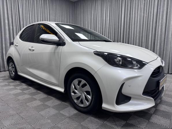Toyota Yaris IV с пробегом 2020 года, цена 1 400 000 рублей, 65289 км, хэтчбек, Автокод Объявления