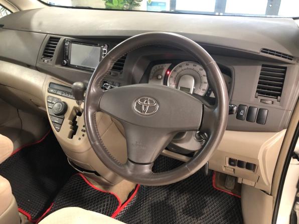Toyota ISis I с пробегом 2004 года, цена 695 000 рублей, 280000 км, минивэн, Автокод Объявления