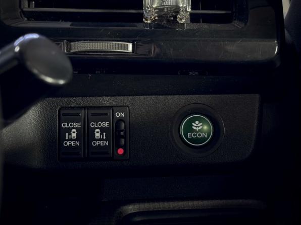 Honda Stepwgn V с пробегом 2016 года, цена 1 610 000 рублей, 187938 км, минивэн, Автокод Объявления
