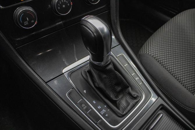 Volkswagen Golf VII Рестайлинг с пробегом 2017 года, цена 1 379 000 рублей, 185358 км, универсал, Автокод Объявления