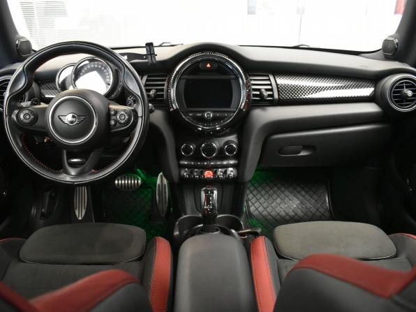 Mini Hatch III (F55/F56) Рестайлинг с пробегом 2018 года, цена 2 798 000 рублей, 70826 км, хэтчбек, Автокод Объявления