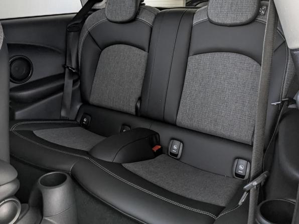 Mini Hatch III (F55/F56) Рестайлинг с пробегом 2019 года, цена 2 520 000 рублей, 86114 км, хэтчбек, Автокод Объявления