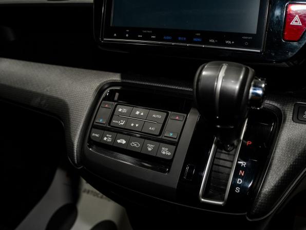 Honda Stepwgn V с пробегом 2017 года, цена 1 830 000 рублей, 157755 км, минивэн, Автокод Объявления
