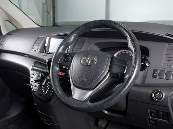 Toyota ISis I Рестайлинг с пробегом 2013 года, цена 1 269 995 рублей, 109161 км, компактвэн, Автокод Объявления
