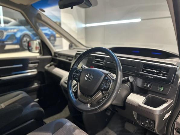 Honda Stepwgn V с пробегом 2016 года, цена 1 750 000 рублей, 201000 км, минивэн, Автокод Объявления