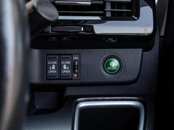 Honda Stepwgn V Рестайлинг с пробегом 2018 года, цена 2 445 000 рублей, 72757 км, минивэн, Автокод Объявления