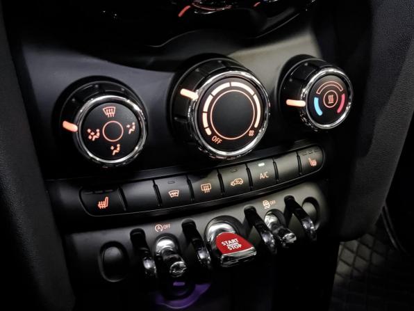 Mini Hatch III (F55/F56) Рестайлинг с пробегом 2019 года, цена 1 850 000 рублей, 107800 км, хэтчбек, Автокод Объявления