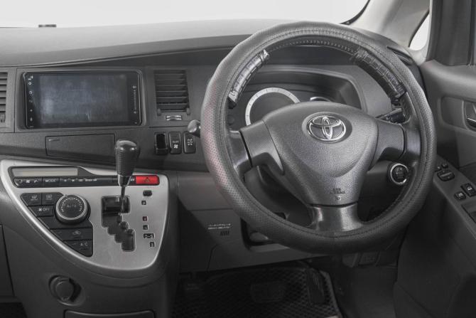 Toyota ISis I Рестайлинг с пробегом 2009 года, цена 1 099 000 рублей, 300000 км, компактвэн, Автокод Объявления