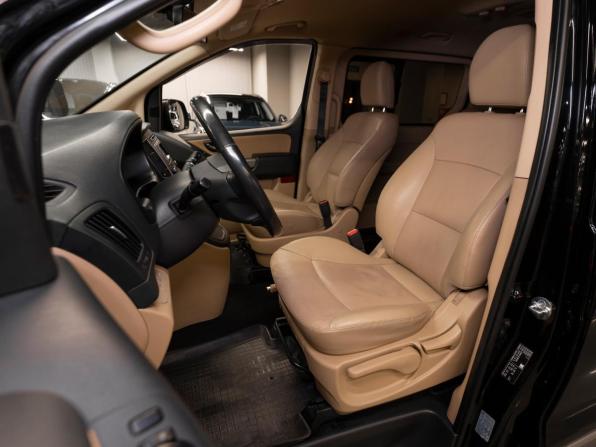 Hyundai H-1 II Рестайлинг 2 с пробегом 2021 года, цена 2 800 000 рублей, 294602 км, минивэн, Автокод Объявления