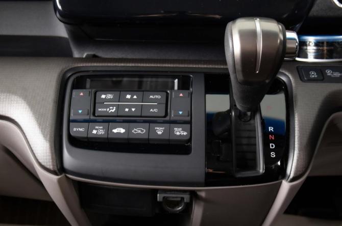 Honda Stepwgn V с пробегом 2015 года, цена 1 899 000 рублей, 82000 км, минивэн, Автокод Объявления