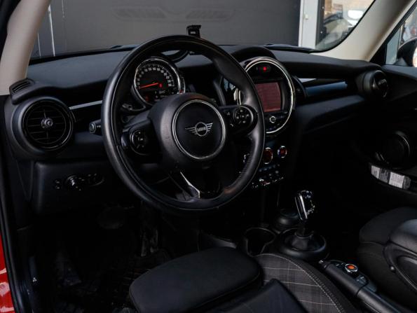 Mini Hatch III (F55/F56) Рестайлинг с пробегом 2019 года, цена 3 150 000 рублей, 15057 км, хэтчбек, Автокод Объявления