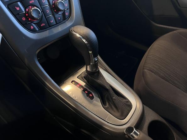 Opel Astra J Рестайлинг с пробегом 2013 года, цена 635 000 рублей, 217706 км, хэтчбек, Автокод Объявления