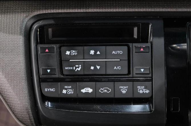 Honda Stepwgn V с пробегом 2015 года, цена 1 499 000 рублей, 390000 км, минивэн, Автокод Объявления