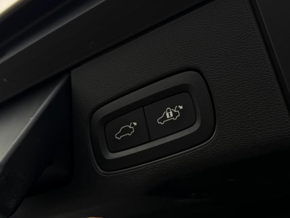 Volvo XC60 II Рестайлинг с пробегом 2021 года, цена 4 090 000 рублей, 91323 км, внедорожник, Автокод Объявления