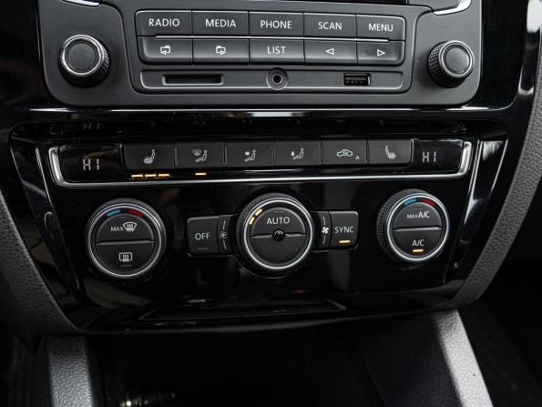 Volkswagen Jetta VI Рестайлинг с пробегом 2015 года, цена 1 399 000 рублей, 153994 км, седан, Автокод Объявления