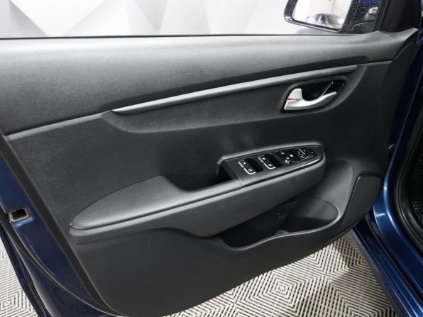 Kia Rio IV Рестайлинг с пробегом 2021 года, цена 1 773 000 рублей, 78800 км, седан, Автокод Объявления