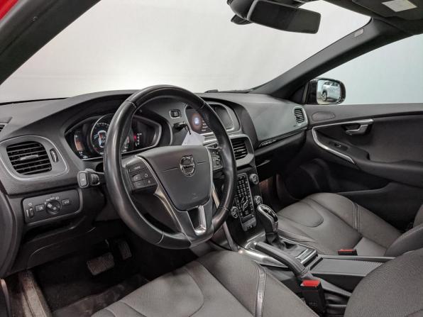 Volvo V40 Cross Country I Рестайлинг с пробегом 2019 года, цена 2 095 000 рублей, 64100 км, хэтчбек, Автокод Объявления