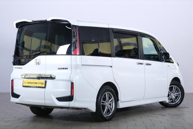 Honda Stepwgn V с пробегом 2015 года, цена 1 899 000 рублей, 132000 км, минивэн, Автокод Объявления