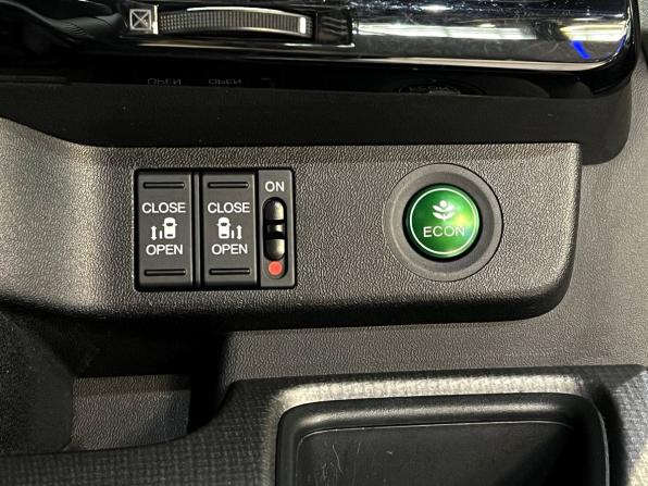 Honda Stepwgn V Рестайлинг с пробегом 2018 года, цена 2 300 000 рублей, 89273 км, минивэн, Автокод Объявления