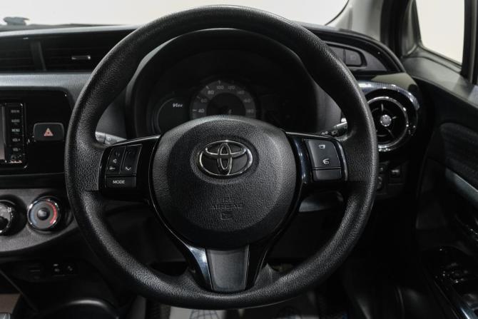 Toyota Vitz III (XP130) Рестайлинг 2 с пробегом 2018 года, цена 999 000 рублей, 140200 км, хэтчбек, Автокод Объявления