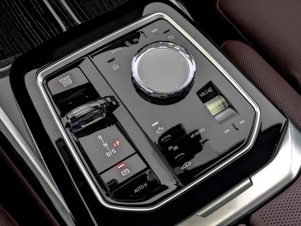 BMW 7 серии VII (G70) с пробегом 2025 года, цена 15 900 000 рублей, 8049 км, седан, Автокод Объявления