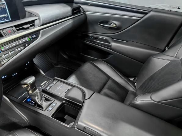 Lexus ES VII с пробегом 2019 года, цена 4 090 000 рублей, 63000 км, седан, Автокод Объявления