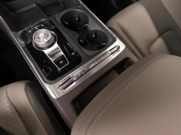 Kia Carnival IV Рестайлинг с пробегом 2025 года, цена 5 600 000 рублей, 9950 км, минивэн, Автокод Объявления