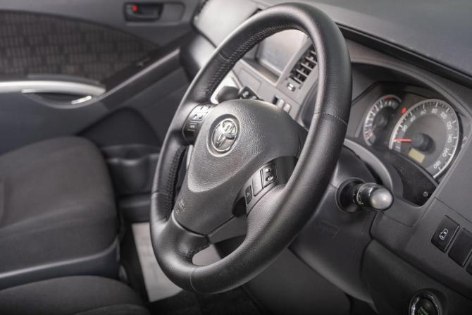 Toyota ISis I Рестайлинг с пробегом 2011 года, цена 1 449 000 рублей, 77300 км, компактвэн, Автокод Объявления