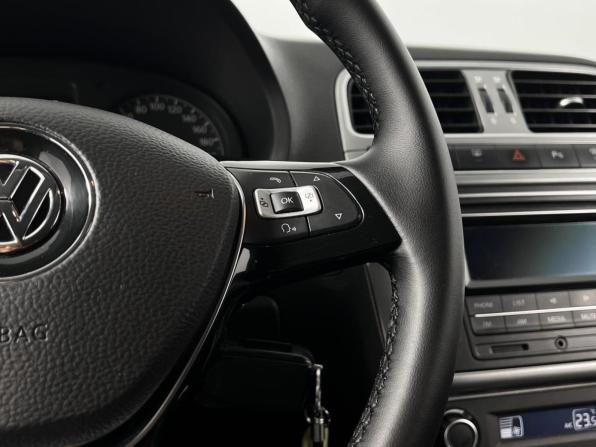 Volkswagen Polo V Рестайлинг с пробегом 2017 года, цена 998 900 рублей, 203439 км, седан, Автокод Объявления