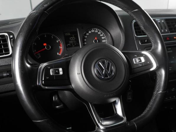 Volkswagen Polo V Рестайлинг с пробегом 2019 года, цена 1 399 000 рублей, 108870 км, седан, Автокод Объявления