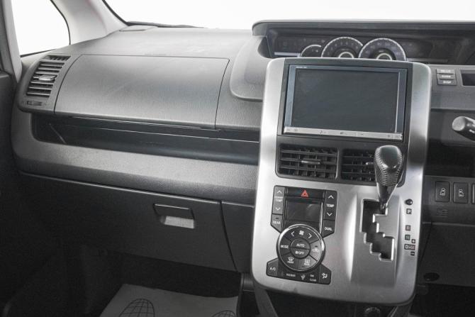 Toyota Voxy II (R70) Рестайлинг с пробегом 2012 года, цена 599 000 рублей, 149828 км, минивэн, Автокод Объявления
