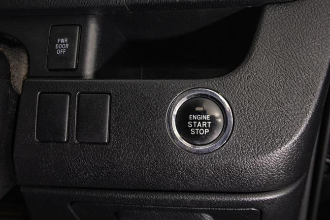 Toyota Voxy II (R70) Рестайлинг с пробегом 2012 года, цена 1 329 000 рублей, 325993 км, минивэн, Автокод Объявления