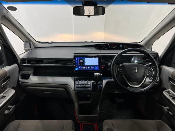 Honda Stepwgn V с пробегом 2017 года, цена 1 799 000 рублей, 134000 км, минивэн, Автокод Объявления
