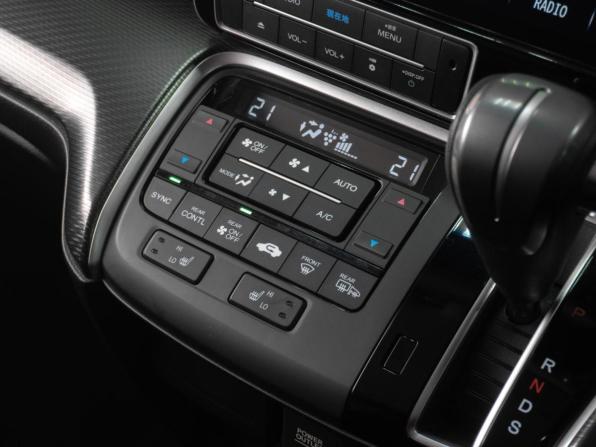 Honda Stepwgn V Рестайлинг с пробегом 2017 года, цена 1 999 000 рублей, 151847 км, минивэн, Автокод Объявления
